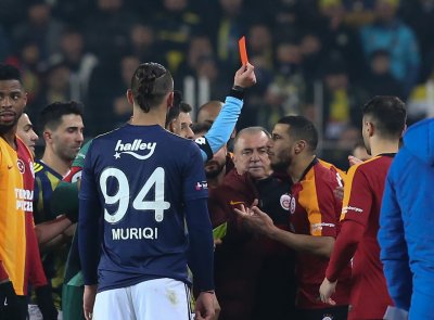 بلهندة يتشاجر ويطرد في ديربي الغضب