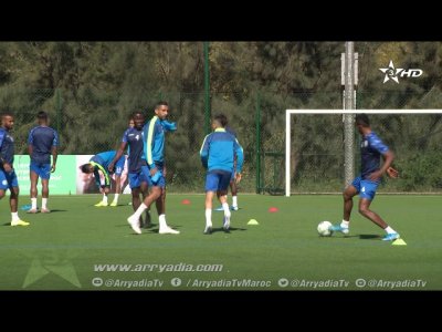 على أرضية ذات عشب إصطناعي خاض لاعبو الرجاء البيضاوي مرانهم الأخير