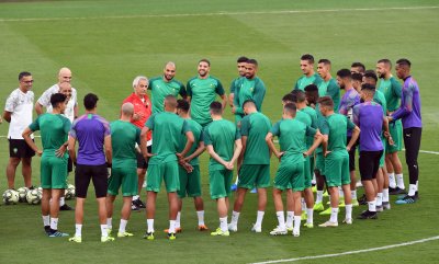 خاليلودزيتش ولاعبو المنتخب المغربي ينصحون المغاربة بالبقاء في منازلهم