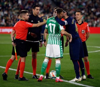 وباء كورونا: عالم فيروسات يحذر من خطورة استئناف المباريات هذا العام