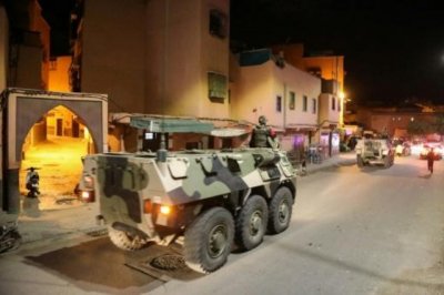 مغاربة يخرجون إلى الشارع للدعاء والتضرع رغم الحجر الرسمي