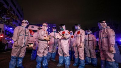 يطاردون  كورونا .. ويضحون بحياتهم من أجلنا!!