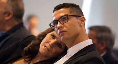 والدة رونالدو: والدي سبب معاناتي