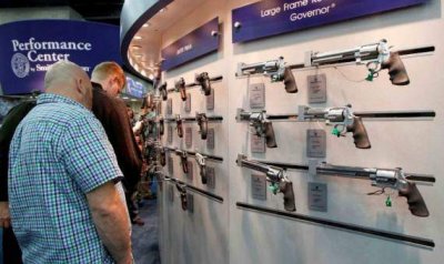 فيروس كورونا يزيد إقبال الأميركيين على شراء الأسلحة