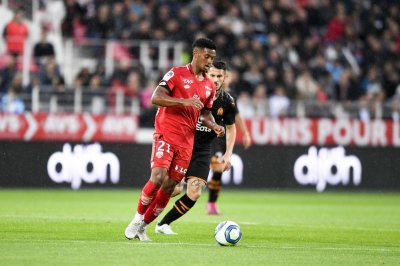 واتفورد وكريستال بالاس يطلبان توقيع الشويعر