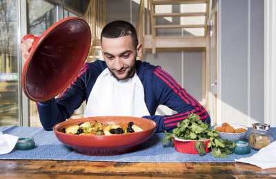 زياش يتفنن في إعداد  طاجين مغربي