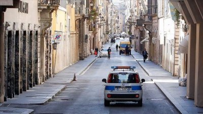 ايطاليا تعتزم تمديد الإغلاق مع اقتراب الإصابات من عتبة 100 ألف حالة