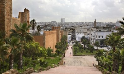 مدينة الرباط تخفف حركتها التجارية الدؤوبة امتثالا لقواعد الحجر الصحي