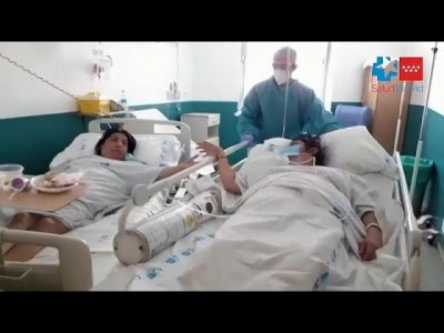 حين تكون إرادة الحياة أقوى من كورونا.. شاهد لقاء أمّ وابنتها بعد خروجهما من الإنعاش