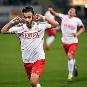 على من يكذب أمين باسي؟