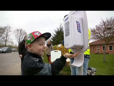 شاهد: أطفال الدنمارك يبدأون بالعودة إلى مدارسهم بعد شهر من الحجر الصحي…