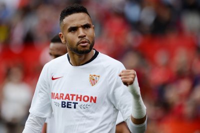 من بينهم النصيري وبونو.. لوبيتيغي يقنع لاعبي اشبيلية بخفض الرواتب