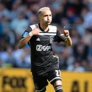 مهاجم تشيلسي السابق يحذر زياش