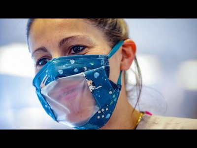 شركة أزياء إيطالية تنتج أقنعة شفافة لتحقيق تواصل أفضل وتشجيع الابتسام…