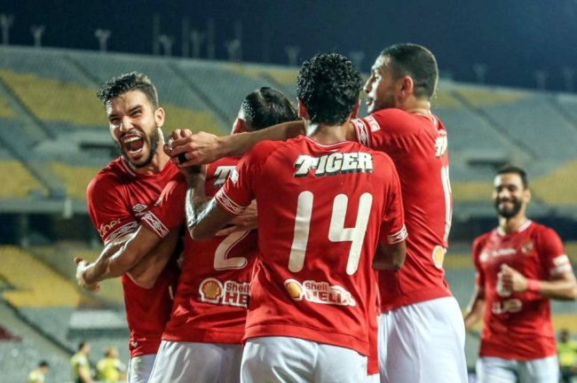 أزارو تلقى هدية العيد من زملائه بالأهلي المصري