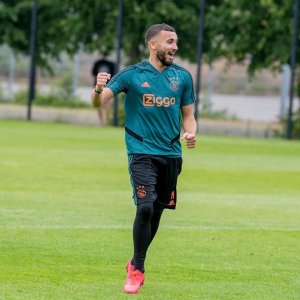 لبيض لن يغادر أمستردام