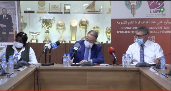 توقيع عقد أهداف كرة القدم النسوية