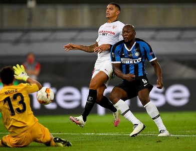 صحيفة  آس : ان تملك حارسا مثل بونو يعني أنك ضامن التفوق