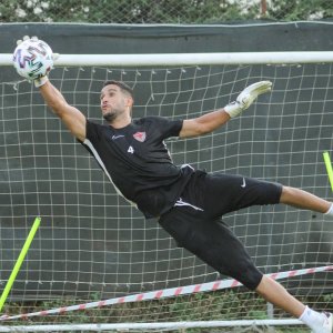 حارس الأسود ثالث أفضل لاعبي فريقه الجديد