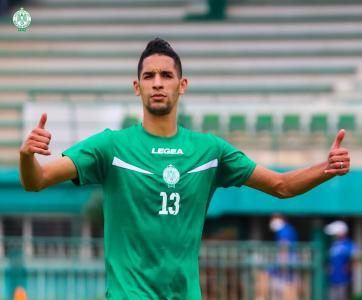 الأهلي فضل بانون على مدافع المنتخب الجزائري وسيصبح الأعلى أجرا