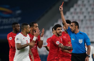 الدحيل يعترض على طرد بنعطية