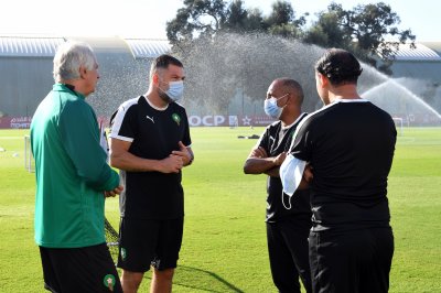 وحيد يجتمع بطاقمه لتقييم أداء اللاعبين بعد وديتي السنغال والكونغو