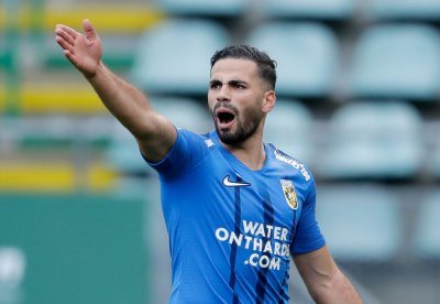 طنان فقد اعصابه وطرد