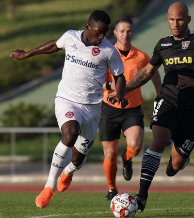 محمد بولديني يقود أكاديميكا للإنتصار ويحتفل بثالث هدف