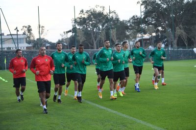 الأسود يغادرون دوالا ليلا