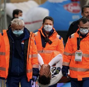 جماهير ساوثامبطون تساند بوفال وتدعو له بالشفاء