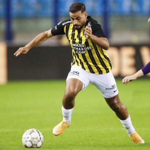 طنان يهدي نقطتين لأجاكس