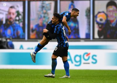 كونطي يتغنى بتطور حكيمي الدفاعي