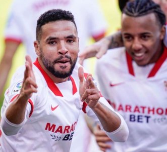 مدرب إشبيلية يهنئ يوسف النصيري