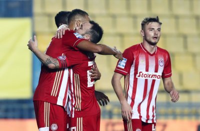 العرابي وفالبوينا يتحدثان بالعين