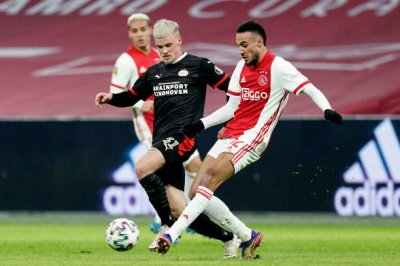 شوط للبيض وتألق مزراوي واجاكس تعادل في قمة الايرديفيزي