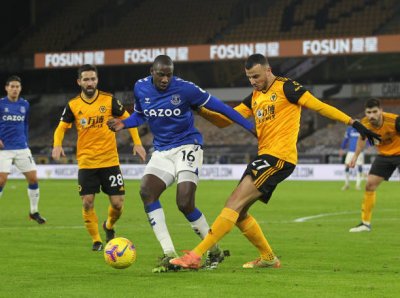 سايس يعض على قميص الندم