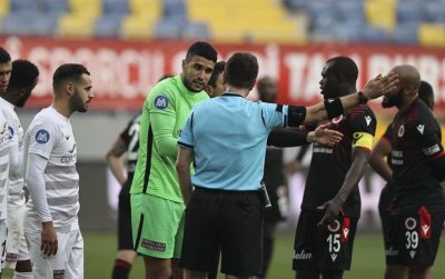 هذه مدة ايقاف الحارس الدولي منير المحمدي