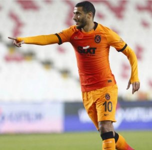 غلطة سراي يحتفظ بصدارة تركيا بحضور بلهندة في الاحتياط