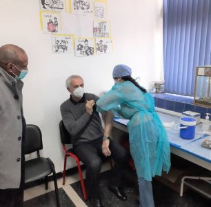 خاليلودزيتش يتلقى لقاح كورونا تحت أنظار طبيب المنتخب