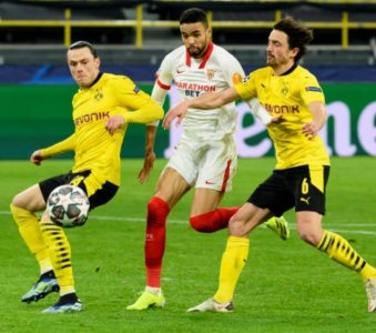 يوسف النصيري يلوم الحكم