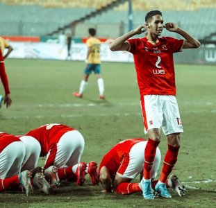 بانون يتذوق شهد الأهداف بمصر