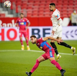 الهيلكوبتر يحلق بالهدف 15 في الليغا