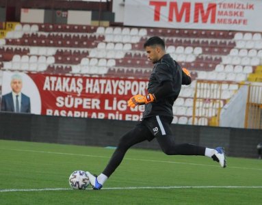 هاتاي بحارسه منير المحمدي يوجه لغلطة سراي صفعة قوية