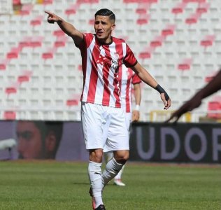 فيصل فجر يواصل الزحف