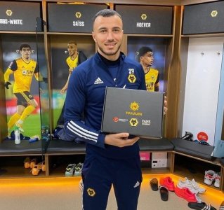 موقع انجليزي يهدي سايس ولزعر ولاعبين مسلمين هدايا رمضانية