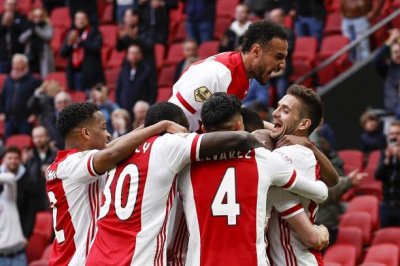 ثلاثي أجاكس يصعد لبوديوم اللقب 35