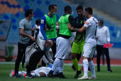 نطحة الحارس على بولديني تسبب له الطرد