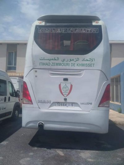 دولي سابق يحجز على حافلة الإتحاد الزموري
