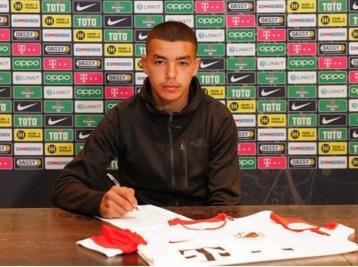 رفيق العركيوي..موهبة أوتريخت يوقع أول عقد إحترافي