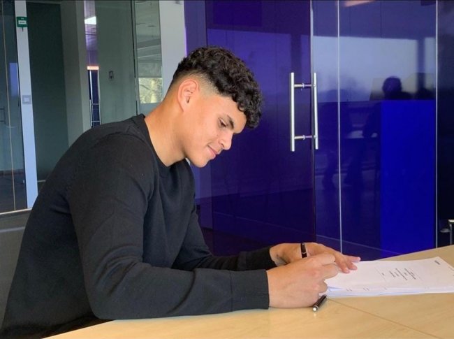 أندرلخت يحصن موهبته المغربي نسيم عزوزي بعقد جديد